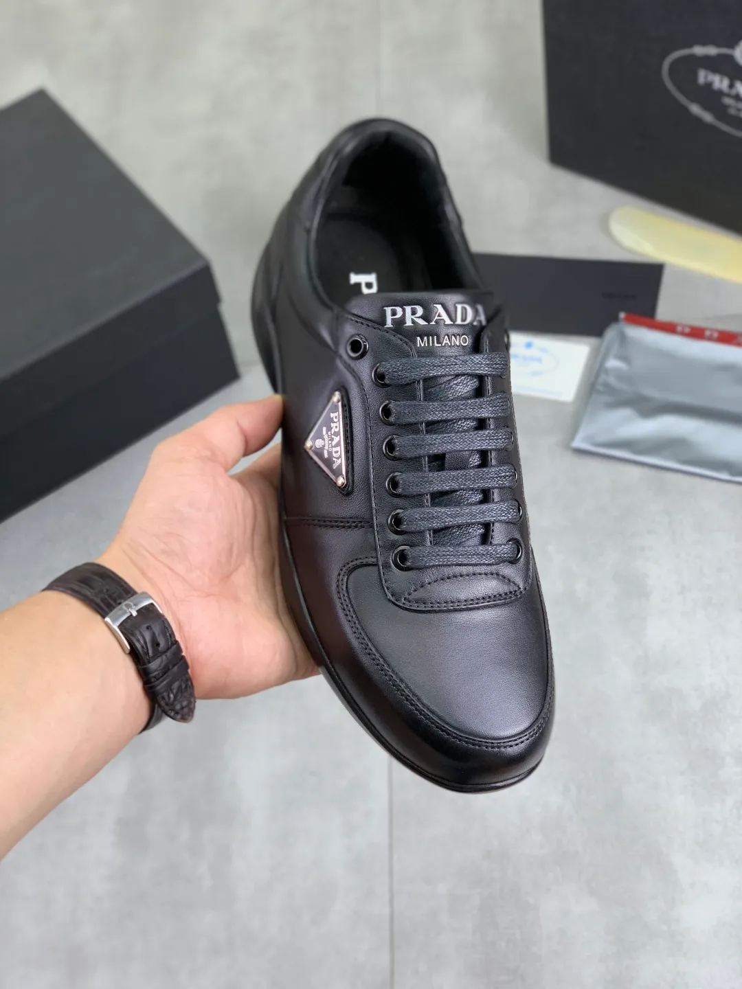 Men's men's shoes💰P580💰【New style】Top quality, classic popular models on the official website, timeless for a century,🆘 The trendy brand (Prada) mainly promotes popular models, avant-garde and versatile fashionable men's shoes, private version molding, cowhide surface splicing 1:1 oil edge processing... fashionable and simple, original imported cowhide interior cowhide feet; the atmosphere and personality are more fashionable, eye-catching and pursuing class. It will subvert old ideas and be a must-have for fashionistas who want to spend time with you! Must keep it! High-end comfort, high-end quality workmanship. Size: 38-44 Available in black. full package